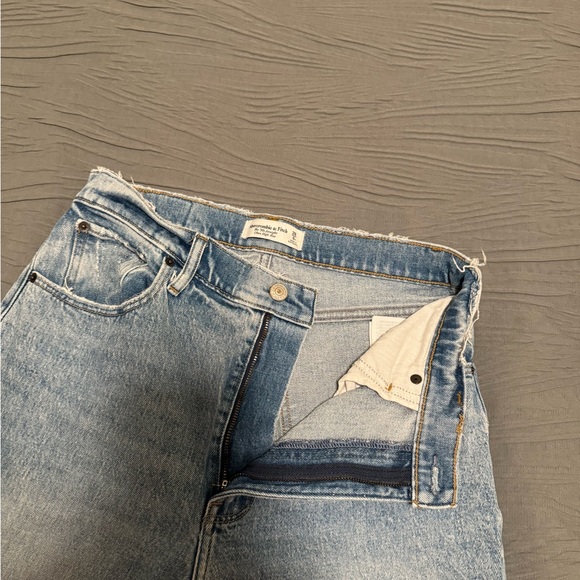 Abercrombie&Fitch Ultra High Rise 90s Straight Jean - Picture 5 of 9